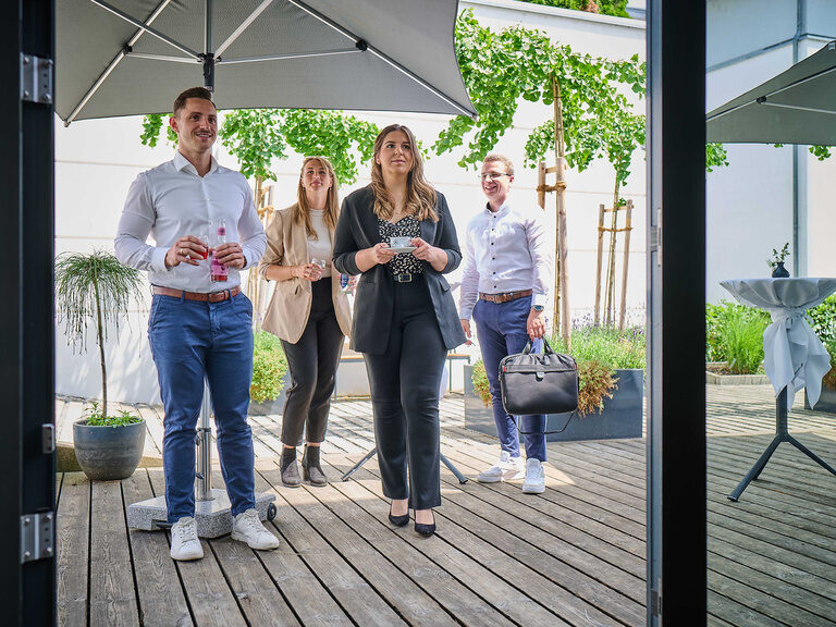 Eine Gruppe von Personen geht durch den Eingang des Genusshotel Wenisch in Straubing