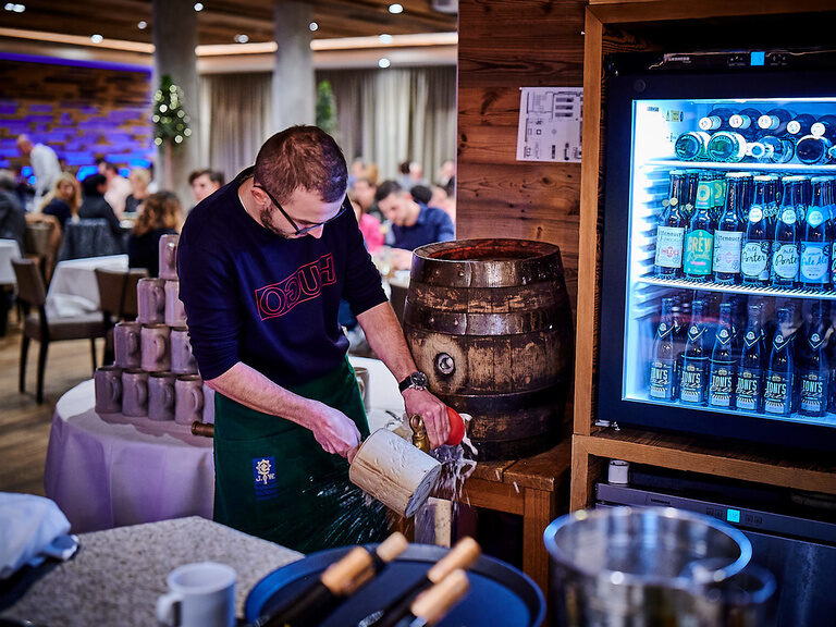 Ein Angestellter zapft ein Fass Bier auf einer Weihnachtsfeier im Toni´s Gasthaus in Straubing an.