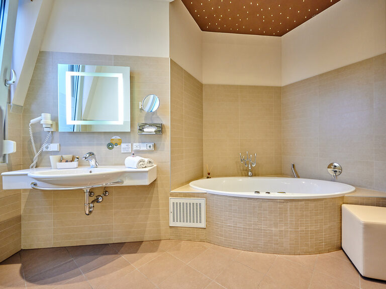 Das stilvolle Badezimmer der Turm Suite im Genusshotel Wenisch.