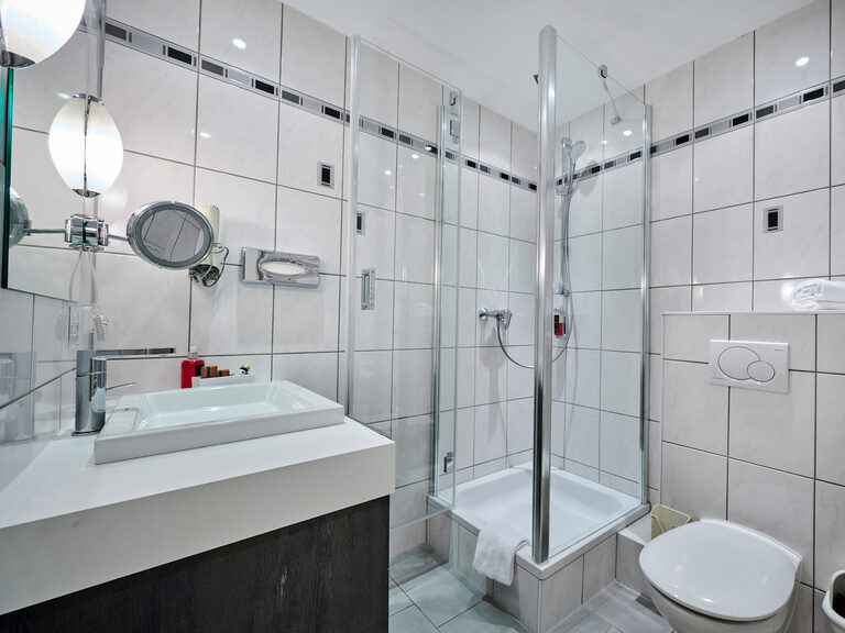 Ein modernes Badezimmer mit Waschbecken im Business Zimmer.