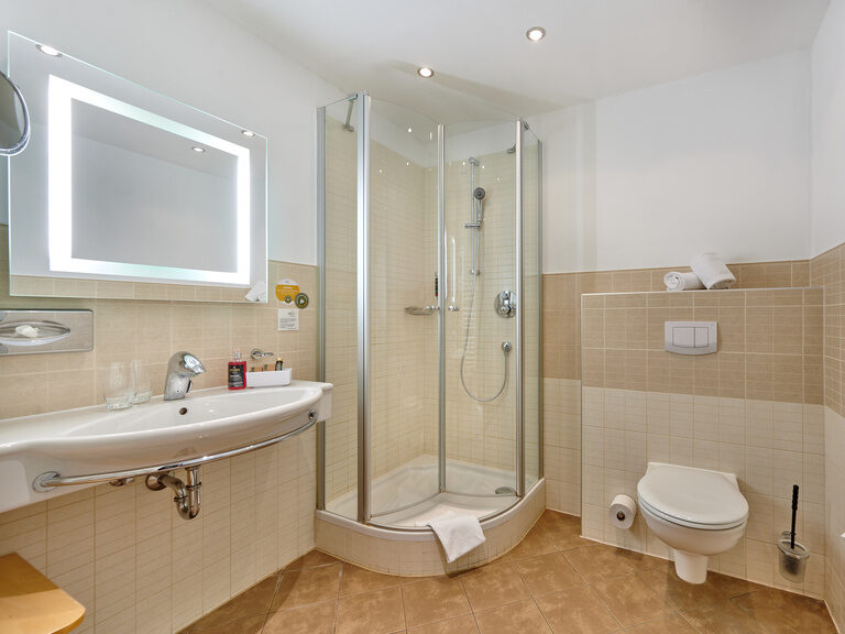 Ein modernes WC, harmonisch integriert im Standard-Zimmer-Badezimmer.