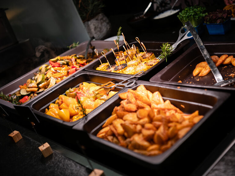Ein festlich dekoriertes Buffet mit einer Vielzahl von Hochzeitsleckereien.