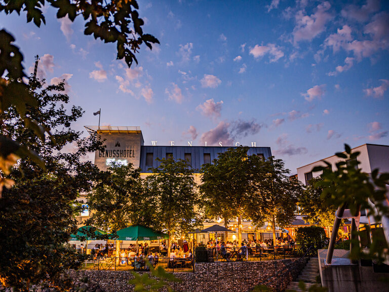 Der einladende Restaurantbereich von TONIs by Wenisch im Abendlicht.