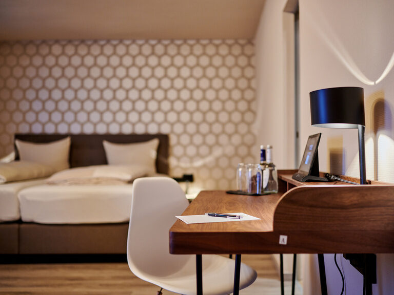 Ein gemütliches Schlafzimmer mit einem Schreibtisch und Stuhl im modernen Design.
