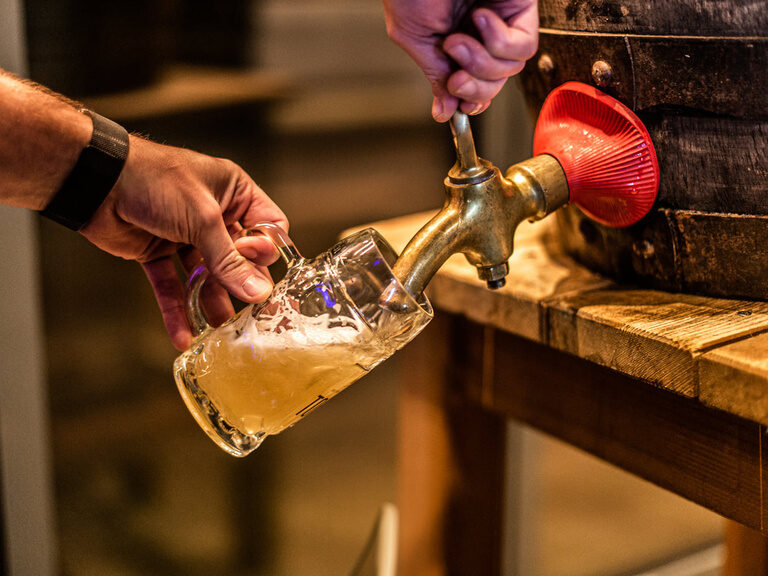 Ein Barkeeper gießt ein Bier in ein Glas in Straubing.