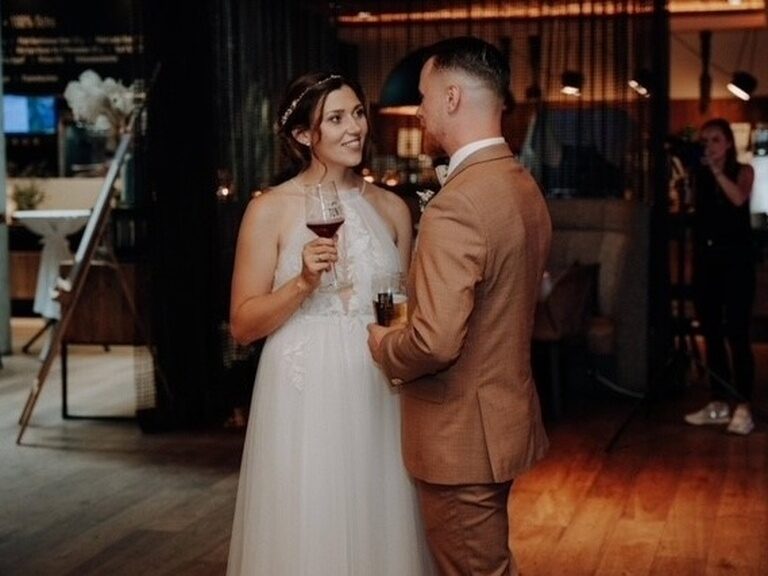 Das Brautpaar Ternes stößt bei ihrer Hochzeit im Toni´s an.