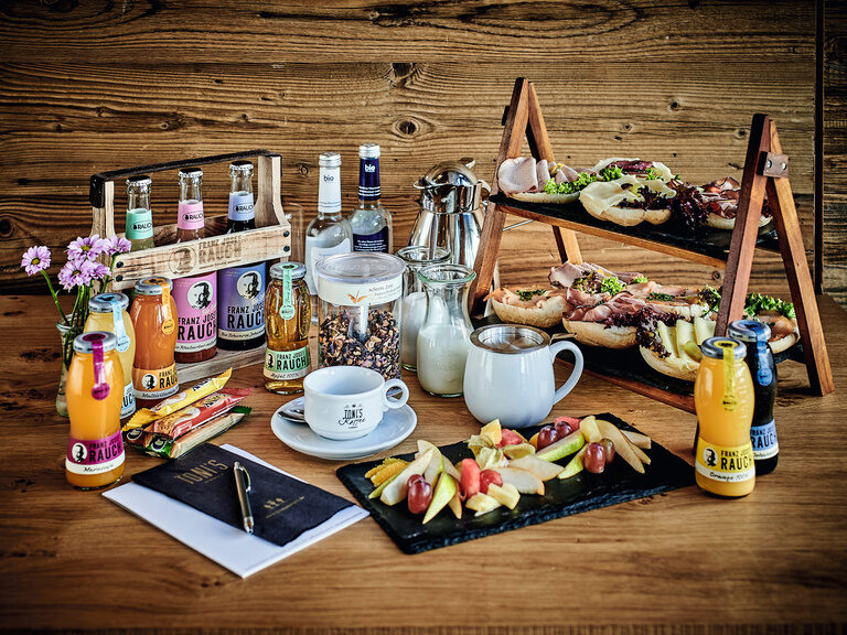 Ein farbenfrohes Brunch-Arrangement im TONIS Gasthaus.