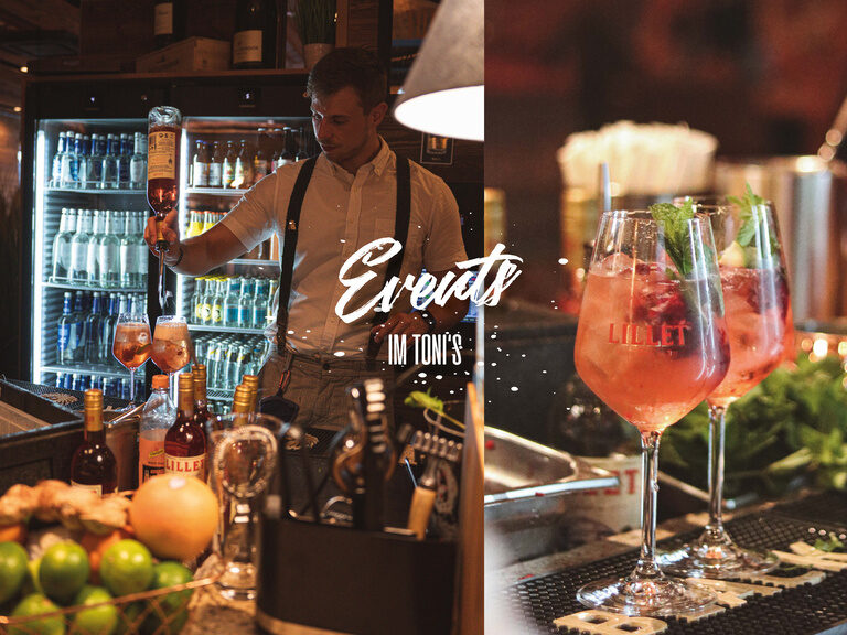 Freie Trauung mit Brautpaar und Traurednerin unter blumengeschmücktem Traubogen