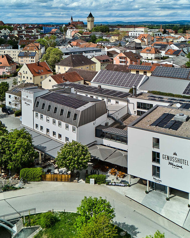 Eine Luftaufnahme von Straubing zeigt die städtische Architektur des GENUSSHOTELs.