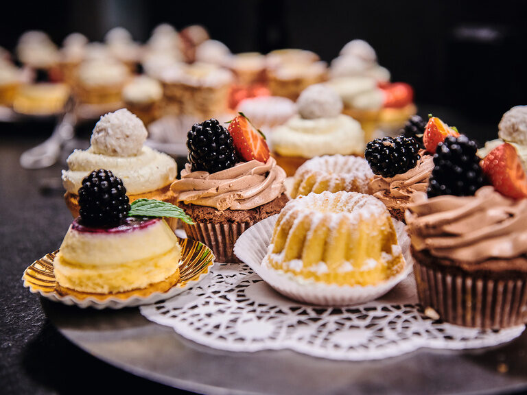 Auch kleine Cupcakes gibt es neben großen Torten am Kuchenbuffet einer Hochzeit.