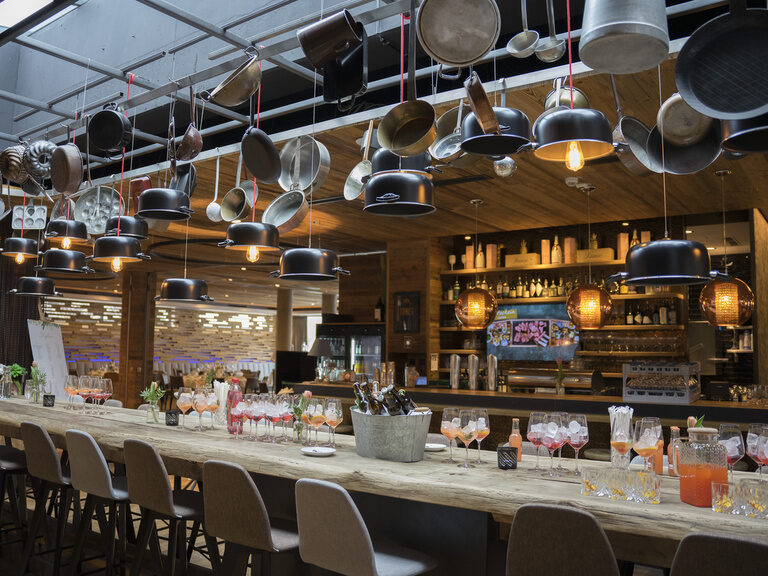 Die Toni´s Bar schafft mit den vielen Deckenlampen eine ruhige Atmosphäre.