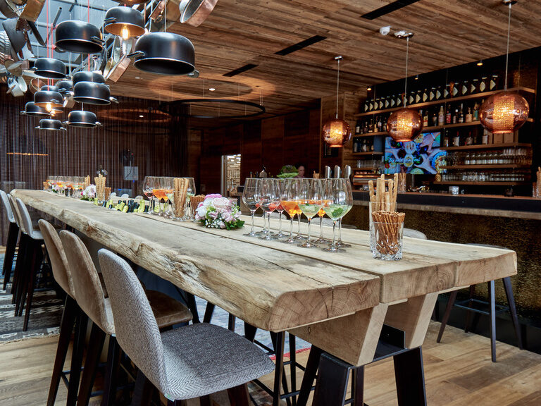 Eine schnelle dekorierte Tafel mit Gläser und Blumen im Gasthaus TONI´s