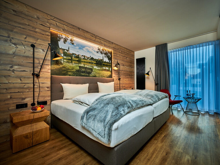 Die einladende Einrichtung des Komfort Deluxe Zimmers im Genusshotel Wenisch in Straubing.