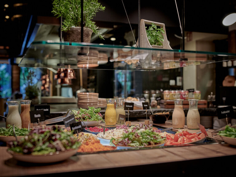 Ein vielseitiges Salatbuffet bietet große Auswahl im Toni´s Gasthaus