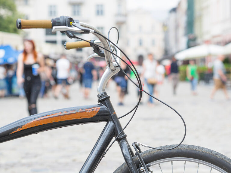 Ein Fahrrad steht in der Innenstadt von Straubing auf einem belebten Platz.