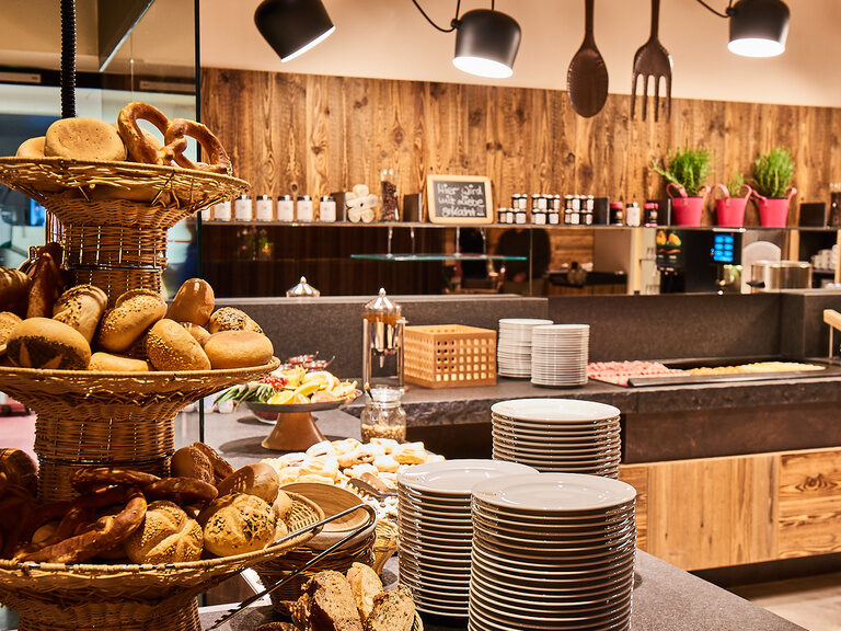 Am großen Frühstücksbuffet des Toni´s wurde die Inneneinrichtung in einem hölzernen Ton gebaut.