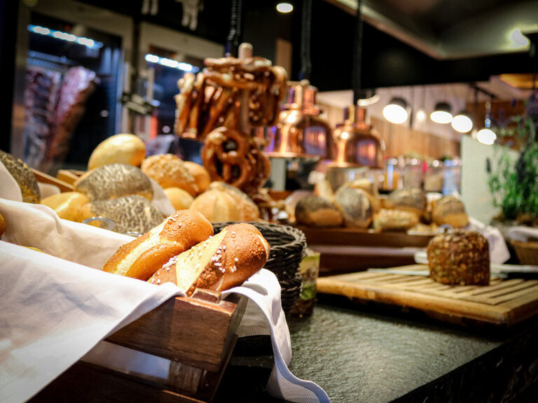 Am Buffet beim Abendessen werden unterschiedlichste Gebäckstücke angeboten