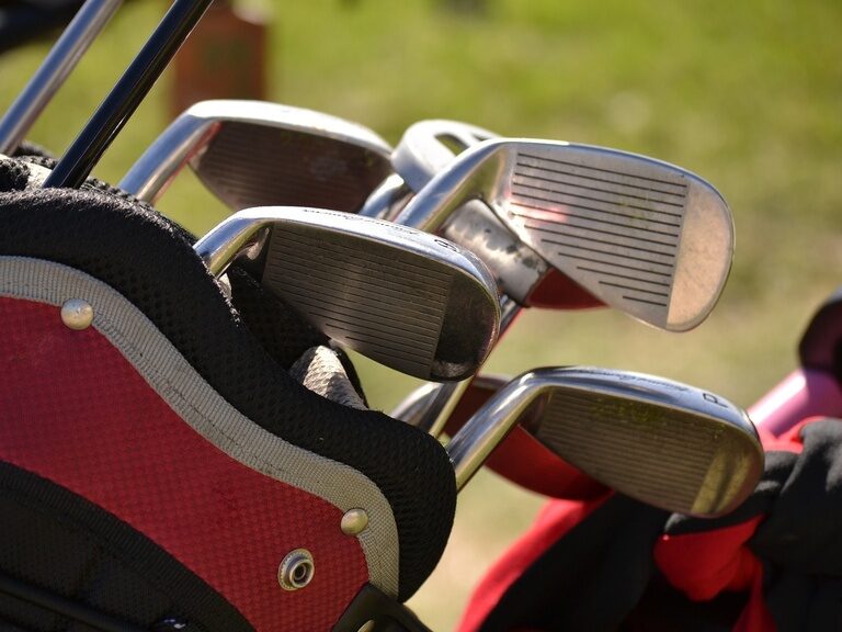 Ein hochwertiges Golfschlägerset in einem stilvollen Golfbag.