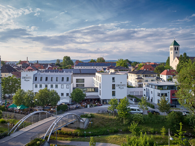 Das Bild zeigt ein Luftbild das das Genusshotel Wenisch aus großer Höhe abbildet.