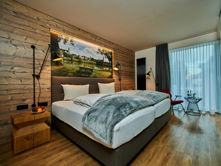 Das Komfort Deluxe Zimmer wirkt durch sein großes Fenster viel größer.