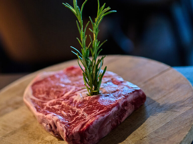 Ein Stück Fleisch ist mit einem Gewürzstängel dekoriert.