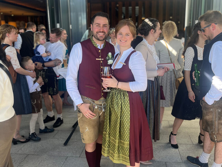Ein Brautpaar in traditionellen Kostümen bei einer feierlichen Hochzeit.