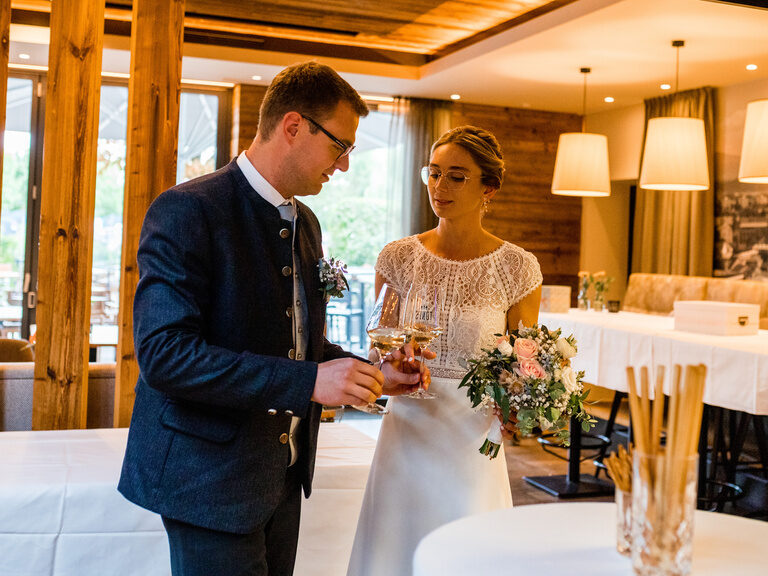 Maria Schmied dekoriert mit ihrem Ehemann den Stehempfang von ihrer Hochzeit im Toni´s Gasthaus