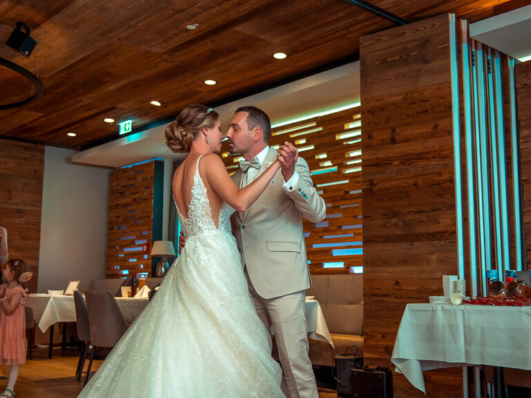 Ein Brautpaar tanzt auf ihrer Hochzeit im Toni´s Gasthaus und küsst sich dabei.