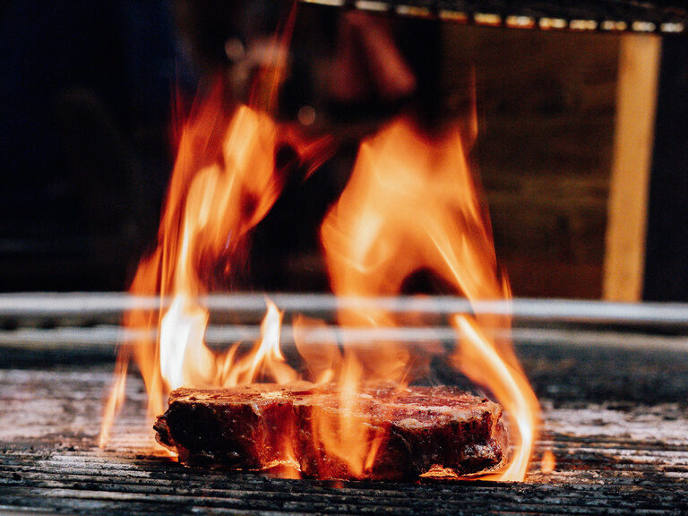 Ein brennender Grill für ein Barbecue-Event im TONIs by Wenisch.
