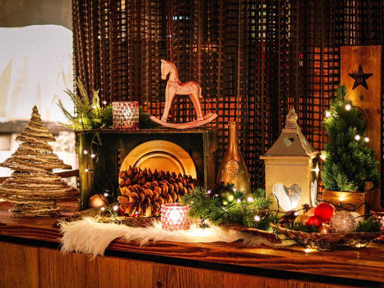Ein Kamin ist passend zur Weihnachtszeit für eine Feier geschmückt.