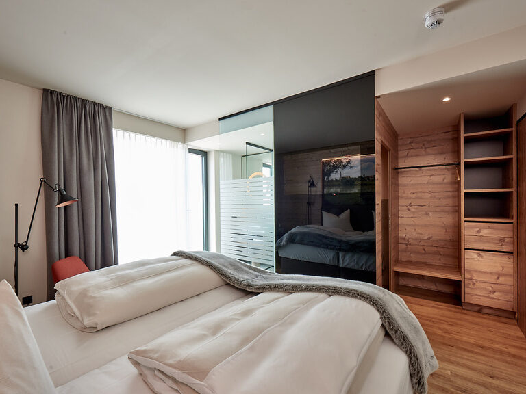 Das modern eingerichtete Komfort-Zimmer des Genusshotels Wenisch in Straubing bietet ausreichend Platz für einen längeren Aufenthalt.