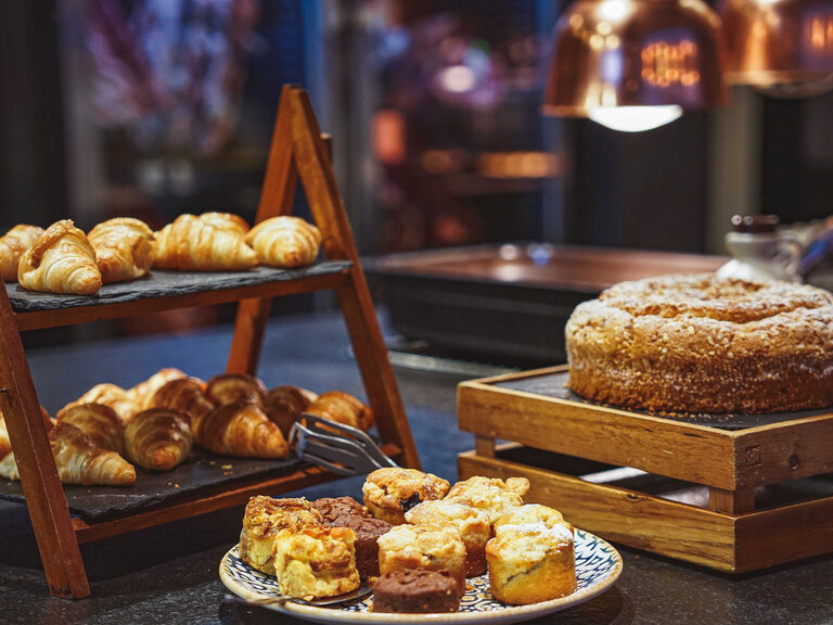 Am Frühstücksbuffet im Toni´s gibt es Kuchen und Croissants