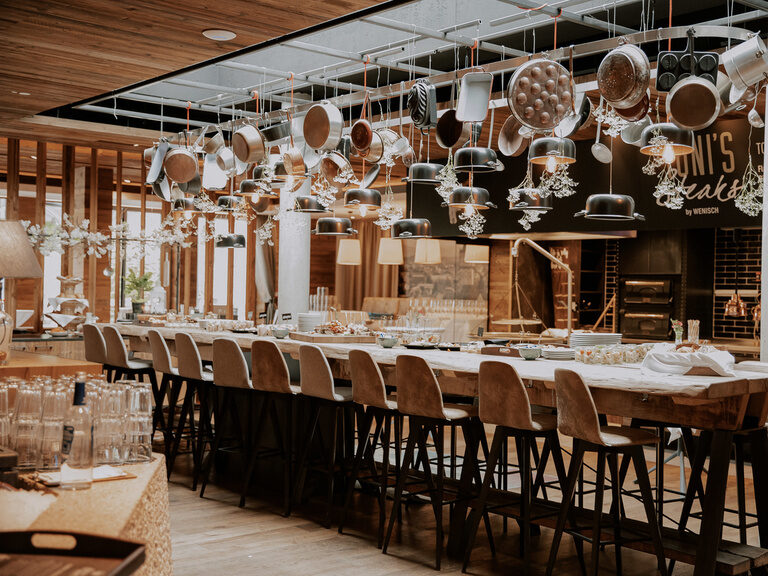Eine große Tafel in der Mitte eines modern eingerichteten Raumes im Gasthaus Toni´s
