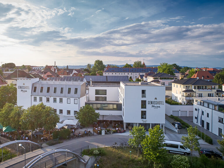 Ein Luftbild mit Blick auf das Genusshotel Wenisch mit der Stadt Straubing im Hintergrund.
