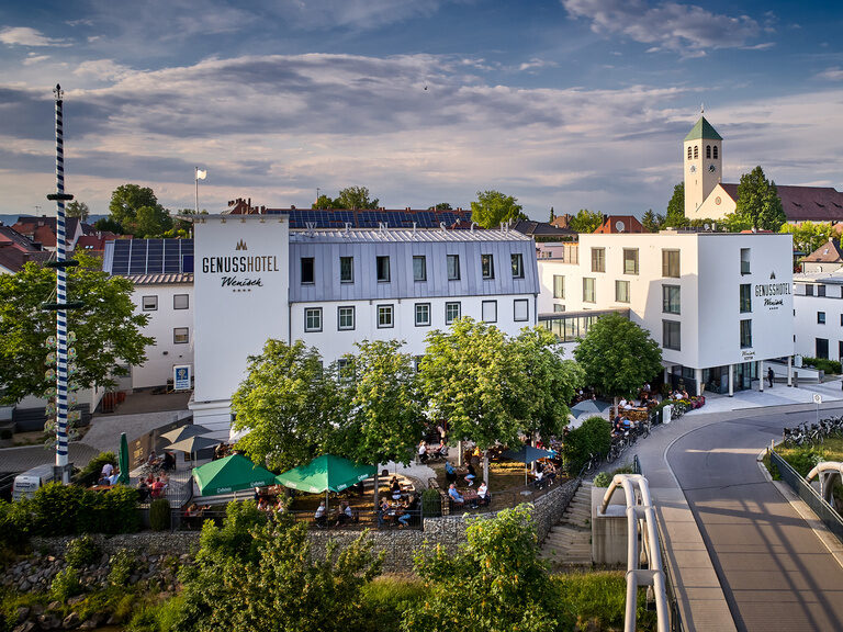 Eine Luftbild zeigt das Genusshotel Wenisch im Sonnenuntergang.