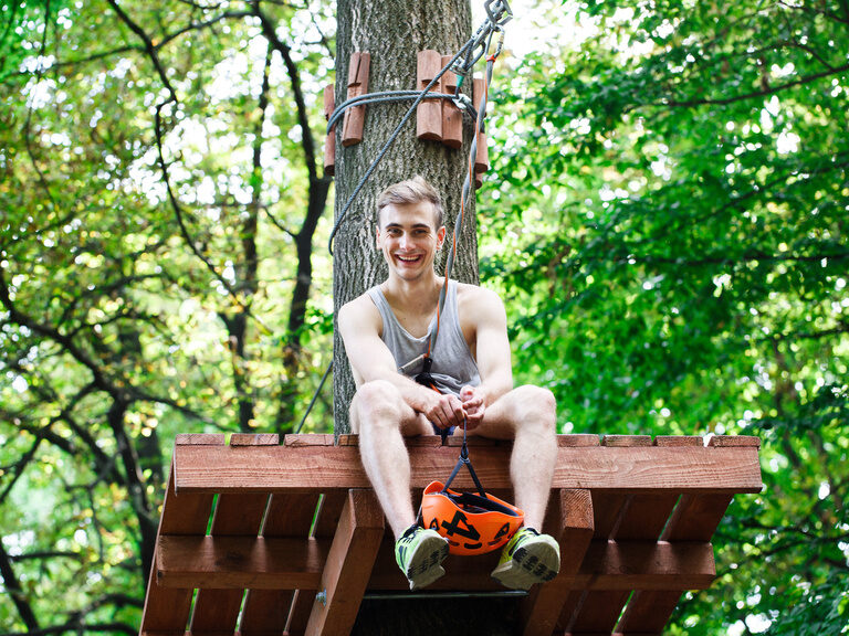 Eine Person genießt Abenteuer im Klettergarten.