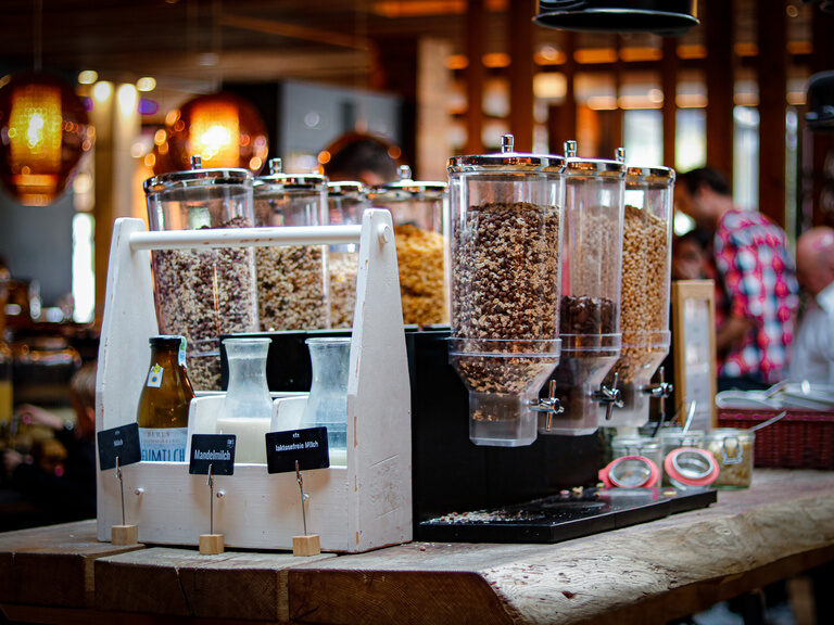 In der Müsliecke am Frühstücksbuffet kann man sich verschiedene Müslisorten aus Spendern nehmen