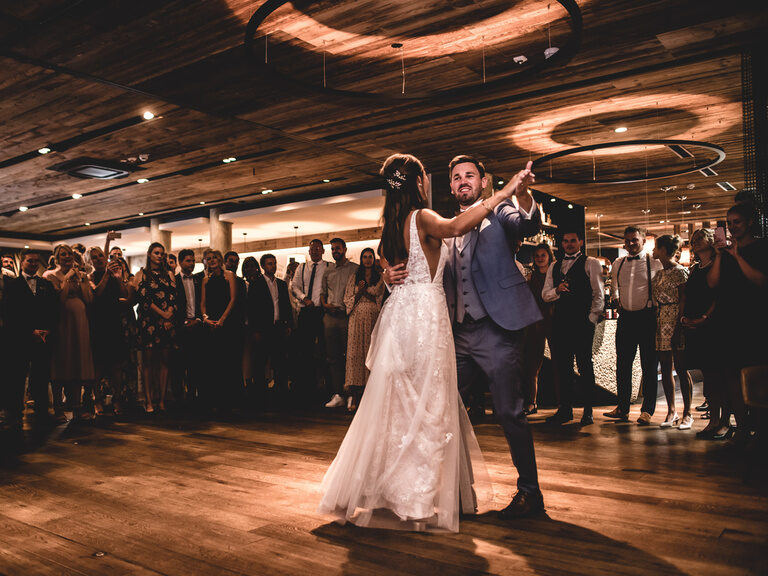 Ein frisch verheiratetes Paar tanzt im auf einer Hochzeit in Tonis Eventlocation.