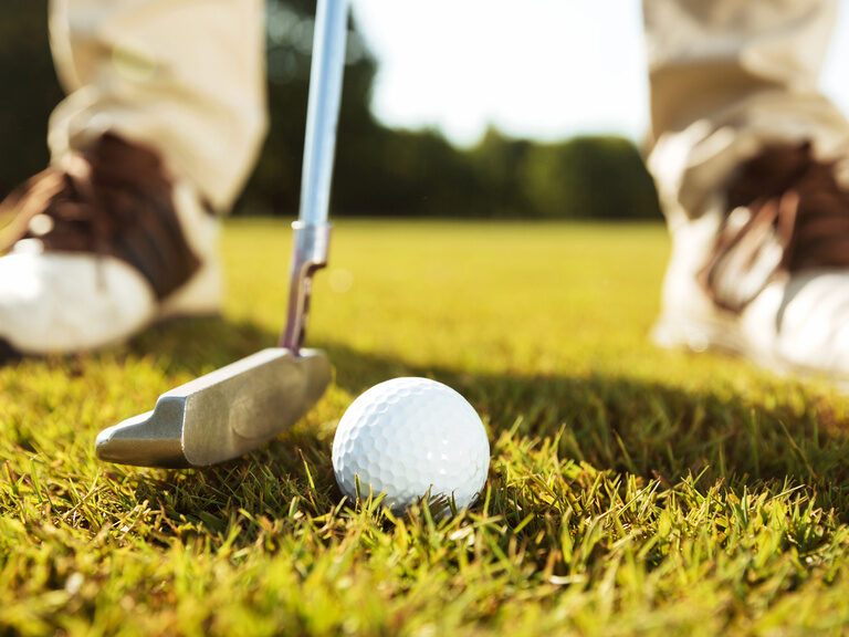 Ein Golfer mit außergewöhnlichem Schwung auf dem Golfplatz.