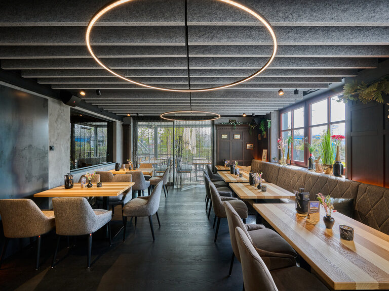 Ein stimmungsvoll gestalteter Restaurantbereich im Raum Jakob.