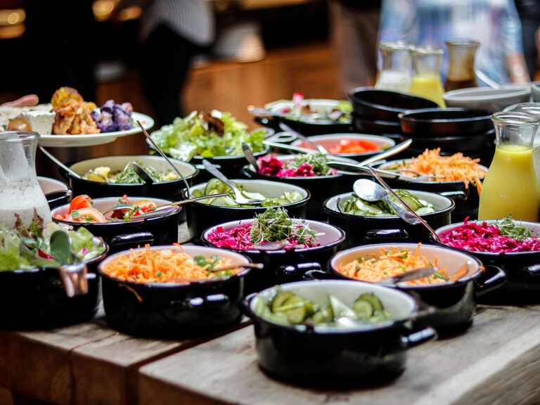 Am Salatbuffet gibt es im Toni´s immer eine große Auswahl an frischen Salaten.
