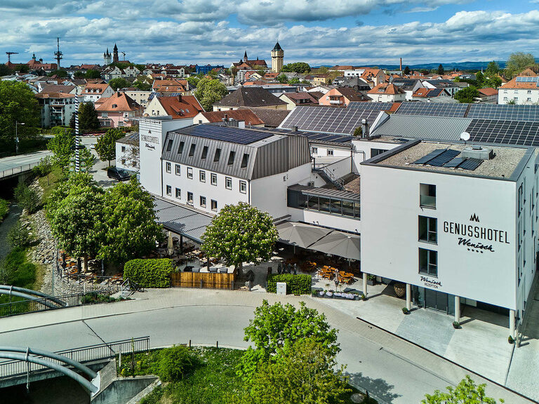 Das Genusshotel Wenisch als Teil der urbanen Umgebung von Straubing zeigt sein stilvolles Design.