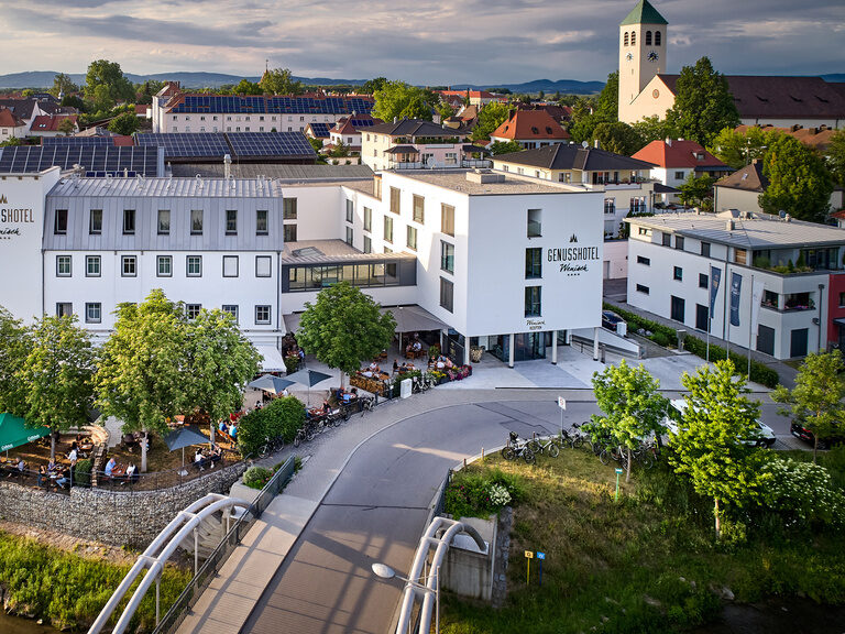 Ein abendlicher Blick auf das Hotel Wenisch mit dem Toni´s Gasthaus daneben und dem Gästehaus Wenisch im Hintergrund.