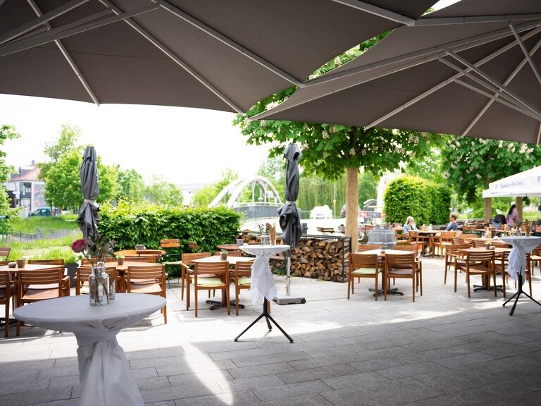 Im Biergarten des Toni´s Gasthaus findet vor einer Hochzeit ein Stehempfang statt.