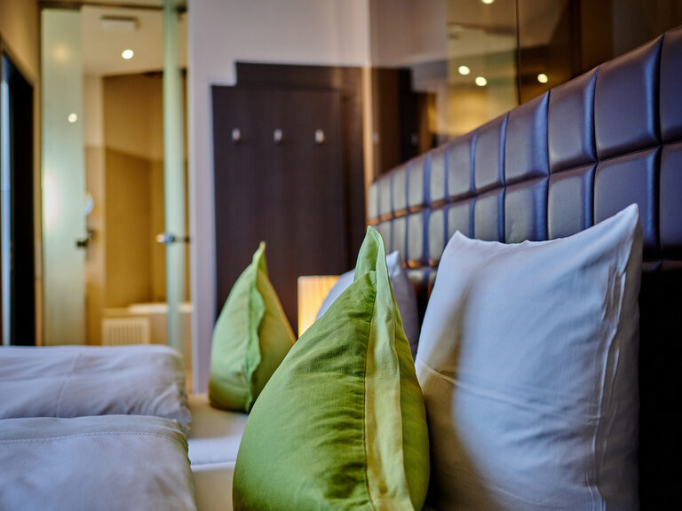 Ein großzügiges Bett des Genusshotels Wenisch bietet Schlafkomfort für jeden.