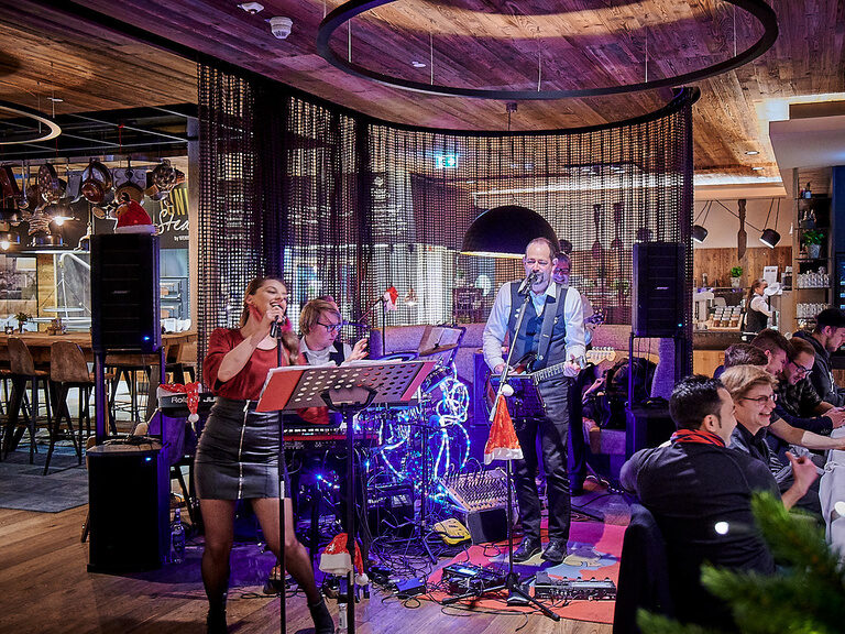 Eine Gruppe von Musikern spielt in einem Raum bei einer Weihnachtsfeier im Toni´s Gasthaus by Wenisch.