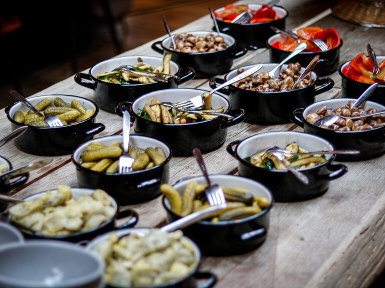 Im Tonis werden am Frühstücksbuffet unterschiedliche Speisen in kleinen dunklen Auflaufformen angeboten
