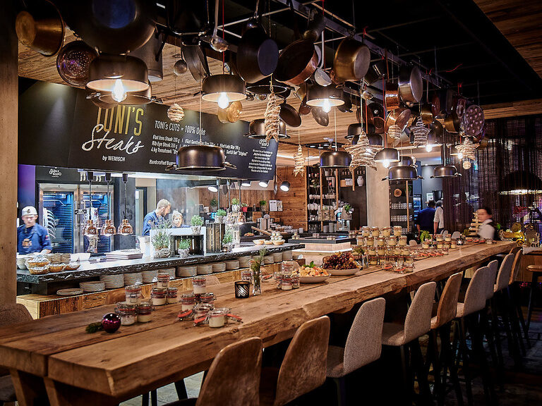 Ein langer Tisch am Buffet sorgt für die perfekte Umgebung für eine Weihnachtsfeier