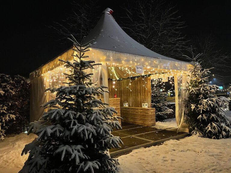 Ein weißes Zelt sorgt für eine beleuchtete Umgebung für eine Weihnachtsfeier im Toni´s by Wenisch.