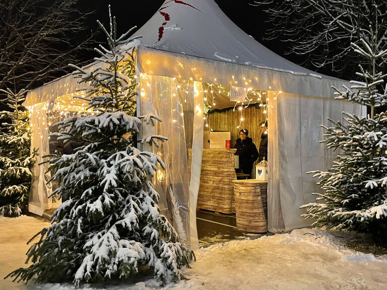Eine weiße Überdachung im winterlichen Ambiente von TONIs by Wenisch bietet einen perfekten Ort für eine Hochzeit im Winter.